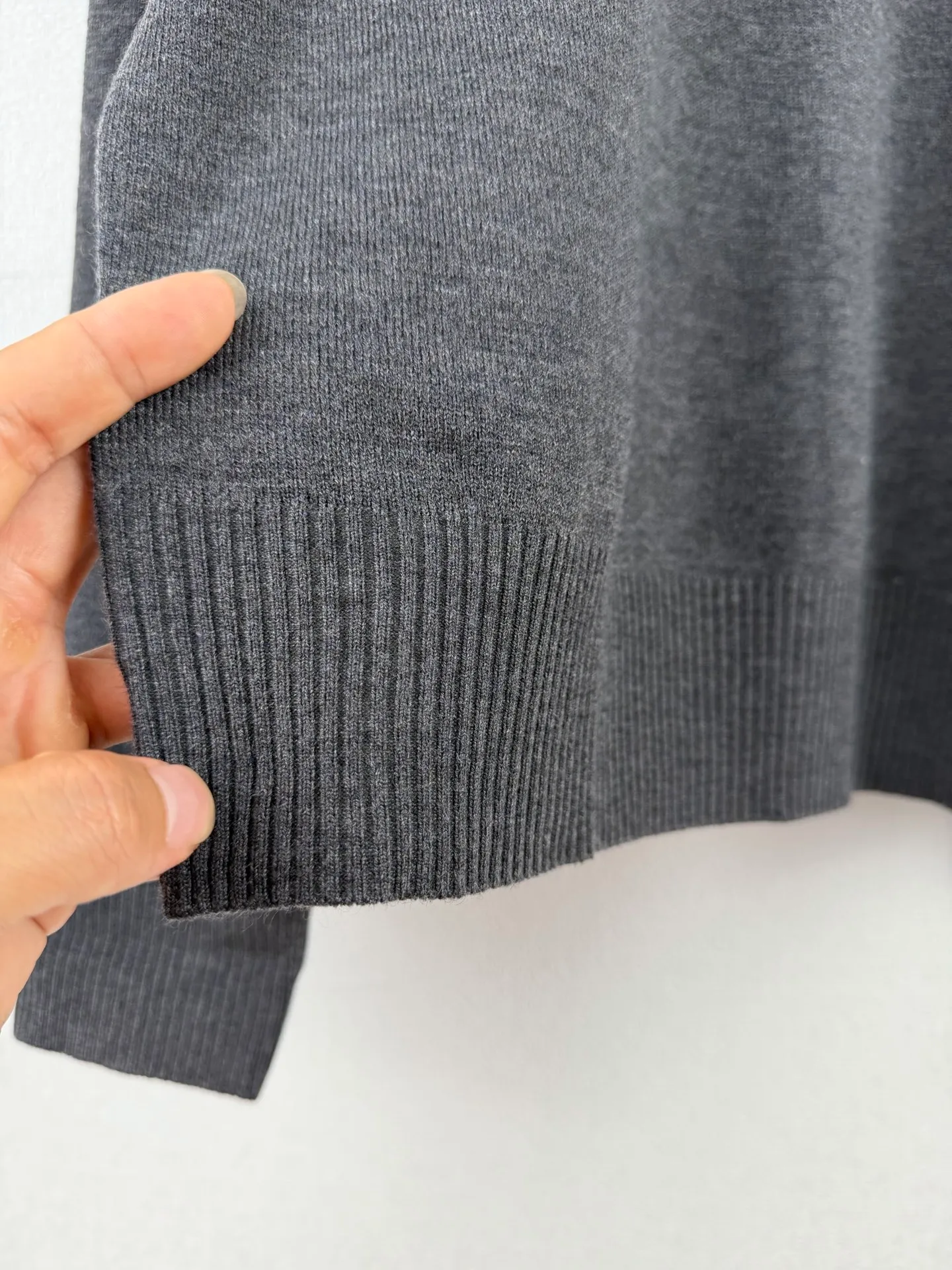 Ami Paris 26FW round neck wool ADC embroidered knitted sweater. Purchased and developed in Authentic 2030. Elegant wool double-ply blended. Uses Japanese imported (Shima Seiki) 12-knitting machine. Imported embroidery. Wool enzyme washing. Customized 1:1 trademark. Fitted version. Size: S M L